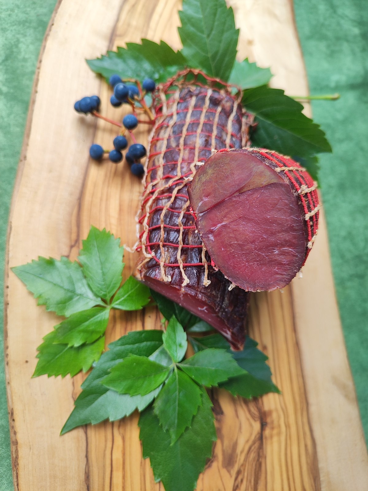 Hirschschinken und geräucherte Hirschlende gemeinsam präsentiert