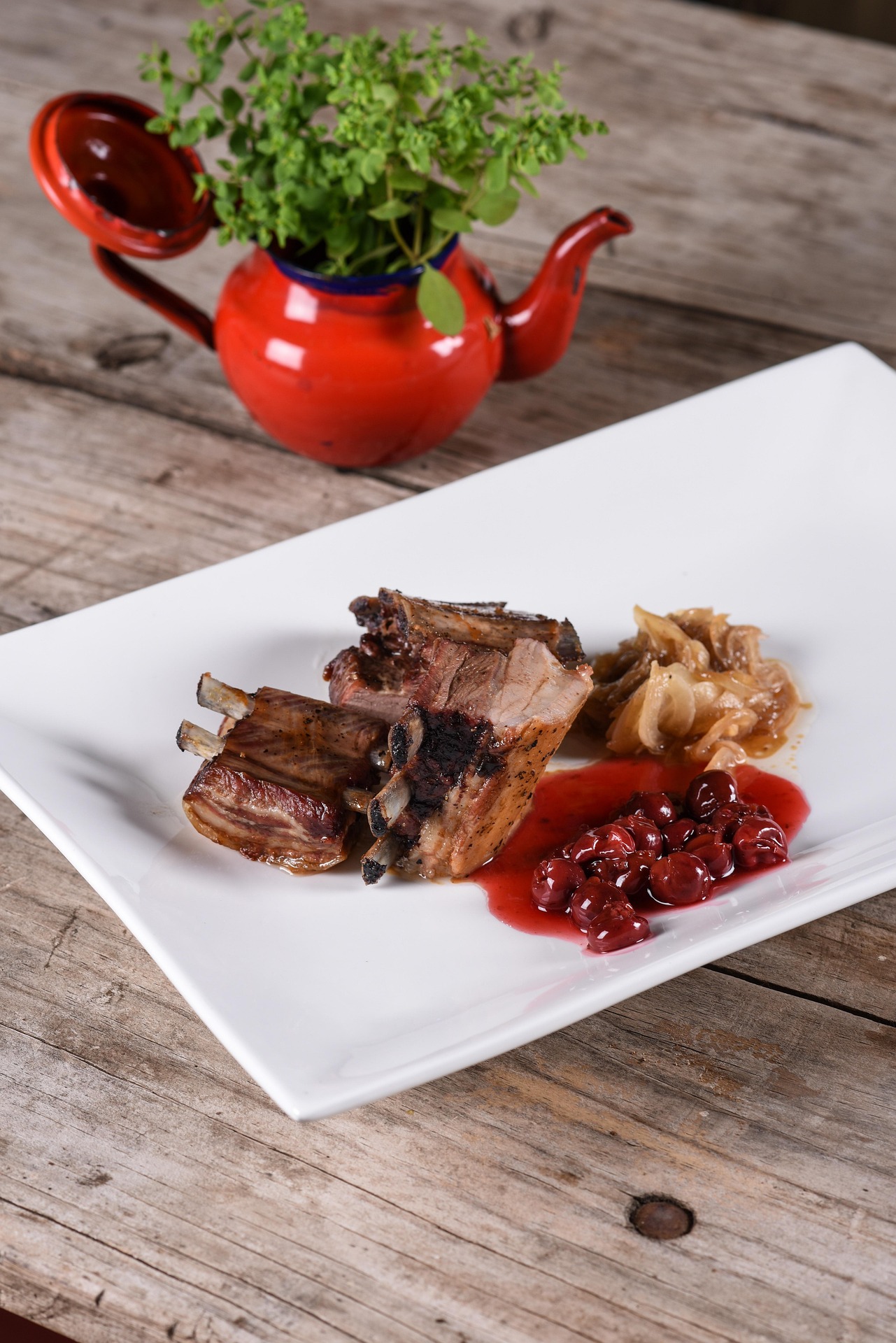 Wildfleisch zugeschnitten — dunkles, mageres Wildschweinbraten